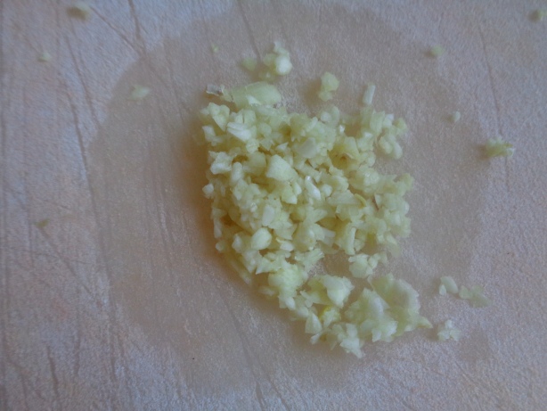 Die Knoblauchzehen schälen und zerhacken