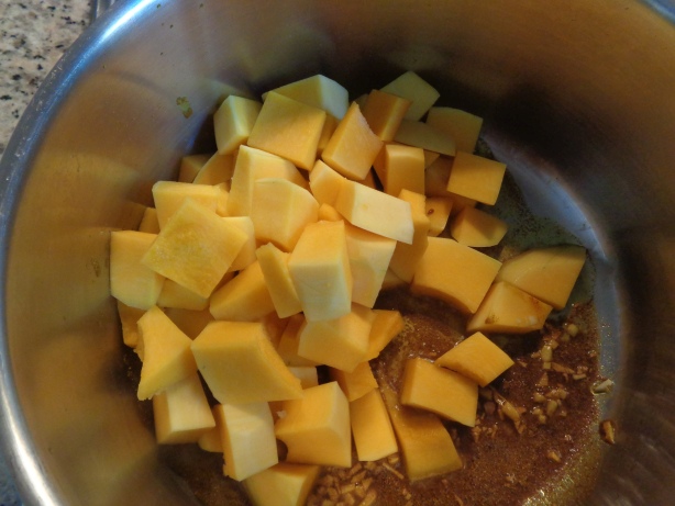 Kürbis dazugeben und kurz anbraten