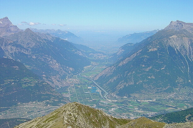 Unteres Rhonetal und Genfersee (im Dunst)