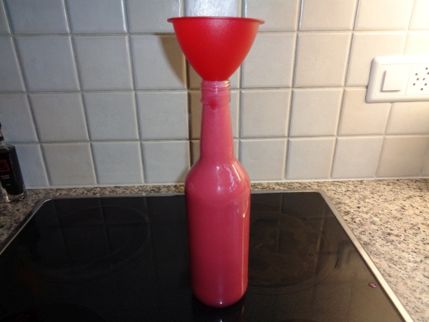 Rühren, in Flaschen abfüllen und mindestens 1 Woche kühl (Keller) lagern