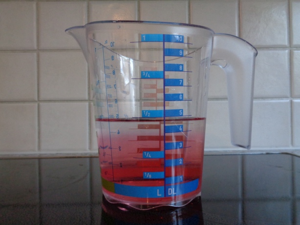 4 Deziliter Wasser und 2 Deziliter unverdünnten Himbeersirup dazugeben