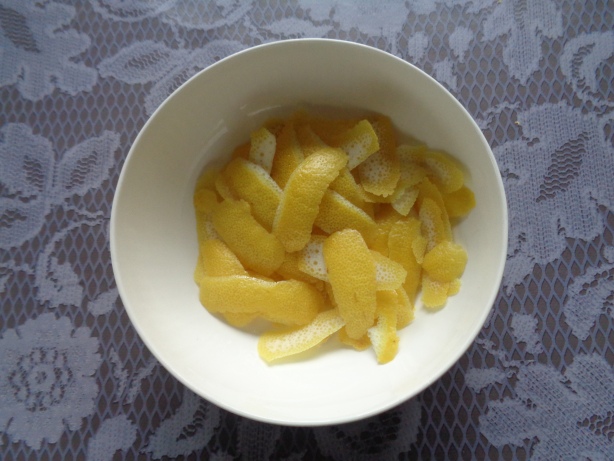 Die Zitronen schälen - nur das Gelbe nehmen