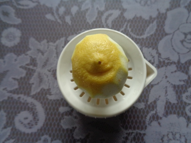 Saft aus den Zitronen auspressen