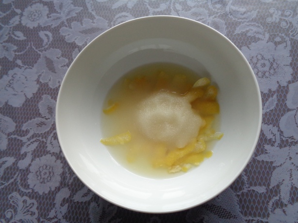 Den Zucker, den Zitronensaft und die gelben Schalen in eine Schüssel geben