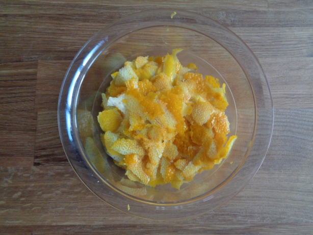 Die Zitronen schälen - nur das Gelbe nehmen