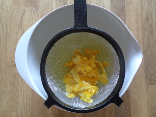 Die gelben Schalen aus dem Wodka oder Alkohol herausfiltern