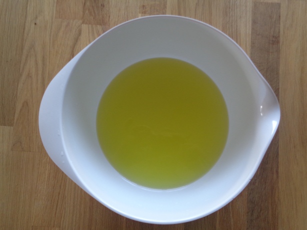 Den Zuckersirup und das Wasser zum Wodka geben und rühren