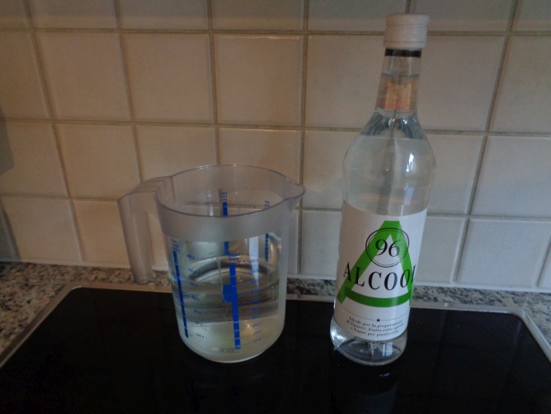 oder 3.5 Deziliter Ethanol (Weingeist) und 3.5 Deziliter Wasser