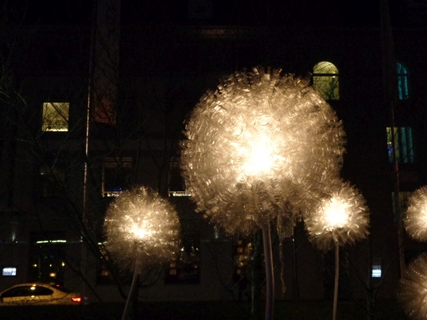 Giant Dandelions - Place de l'Europe - Olivia d'Aboville