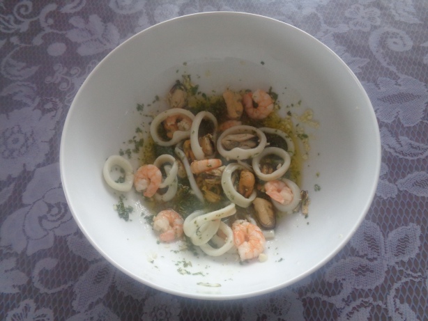 Meerfrüchte zur Sauce beigeben und vermengen