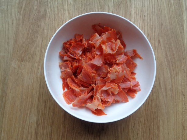 100 Gramm Chorizo in Stücke schneiden