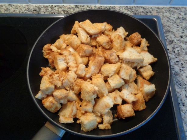 Das Brot anbraten bis es braun ist