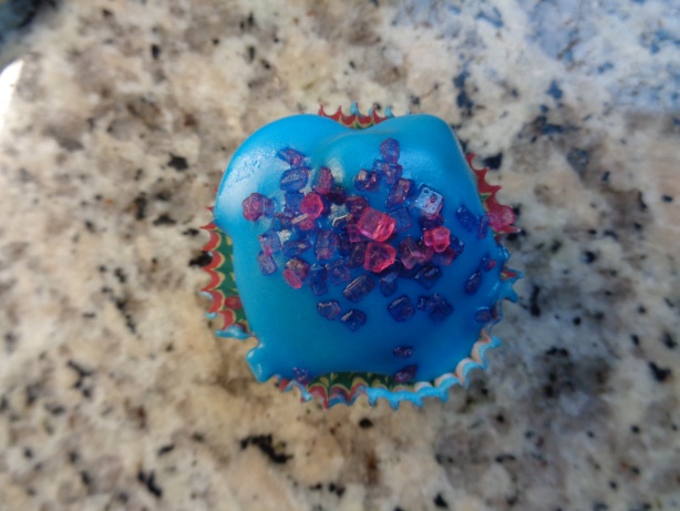 Minimuffin mit farbigem Kristallzucker