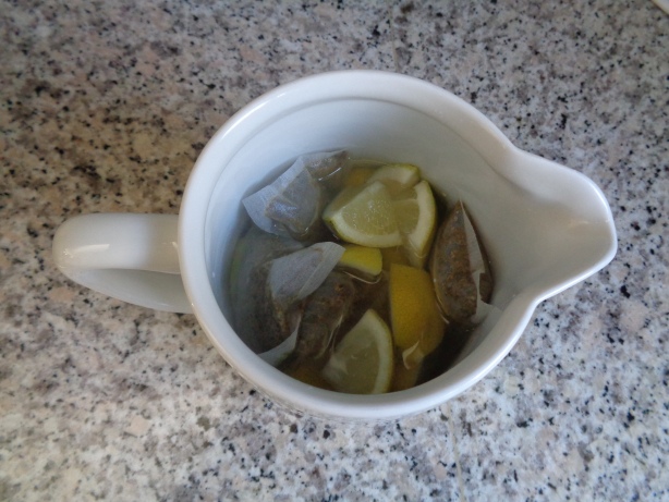 Alle Zutaten in einen Hafen geben und warten bis die Flüssigkeit lauwarm ist