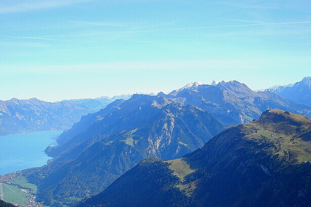 Brienzersee, Schynige Platte (2076m), Bällehöchst (2095m) im Vordergrund