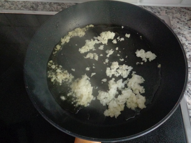 Die Zwiebel andünsten