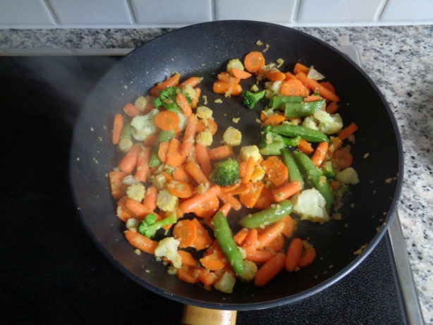 Das Gemüse zur Zwiebel geben und weiter andünsten