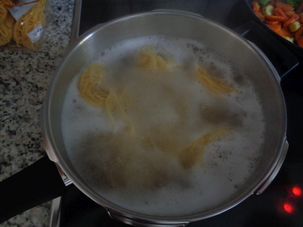 Die Nudeln kochen und abtropfen