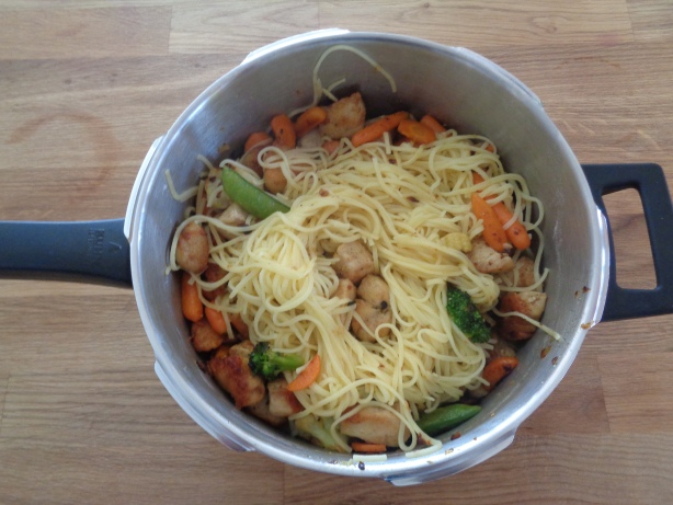 Alle andern Zutaten zu den Nudeln geben