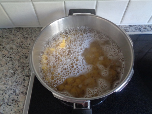 Die Teigwaren kochen bis sie al dente sind