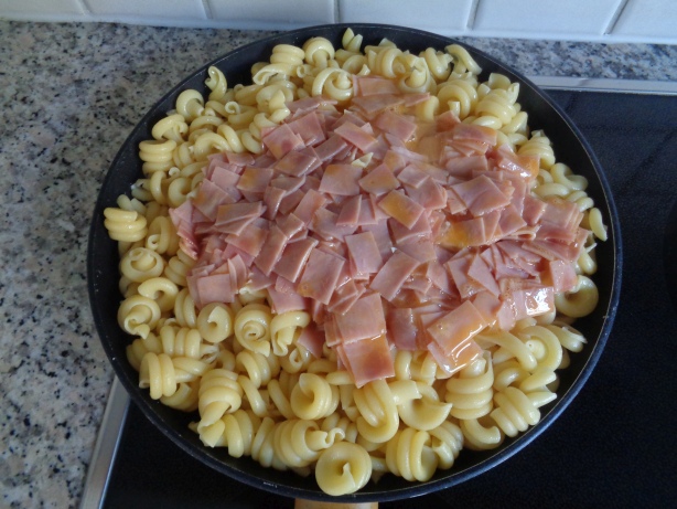 Die Eier und den Schinken dazugeben und weiter ein paar Minuten anbraten