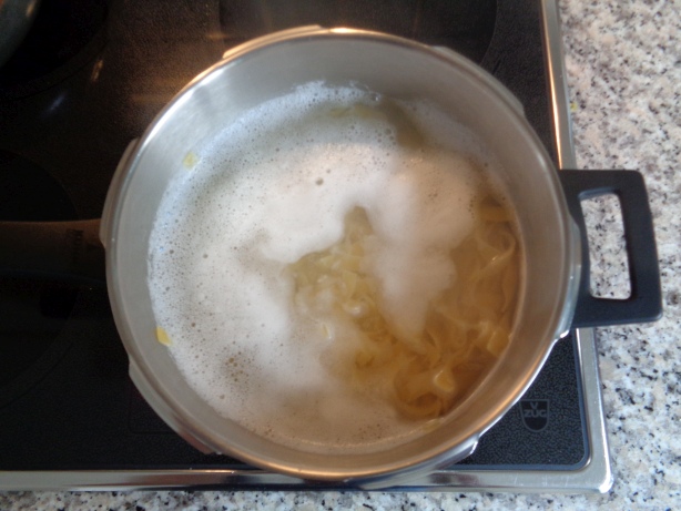 Die Nudeln al dente kochen