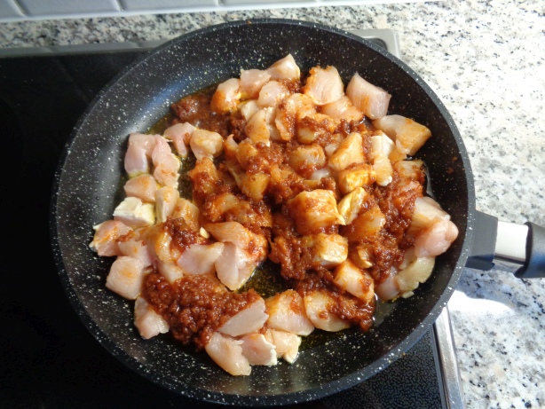 Das Geschnetzelte mit der Thaipaste anbraten