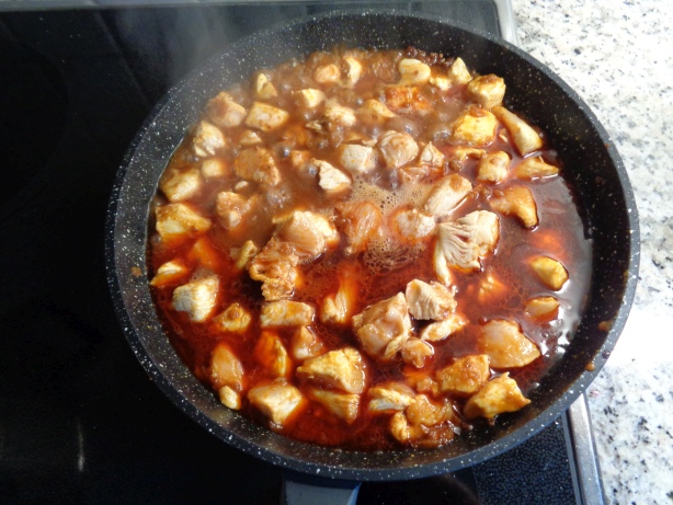 Den Wein beigeben und 10 Minuten weiterkochen