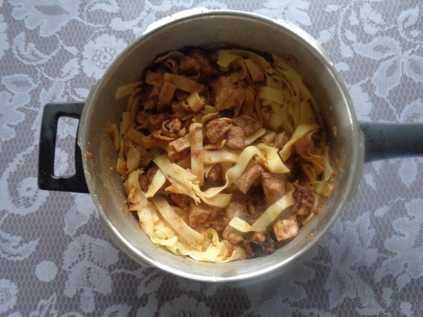 Das Geschnetzelte zu den Nudeln geben und servieren