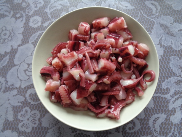 Oktopus in Stücke schneiden