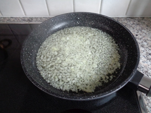 Zwiebel beigeben und eine Minute andünsten