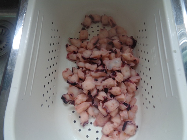 Wasser abtropfen und Oktopus 3 Stunden in Marinade einlegen