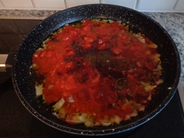 Wein und Tomaten beigeben