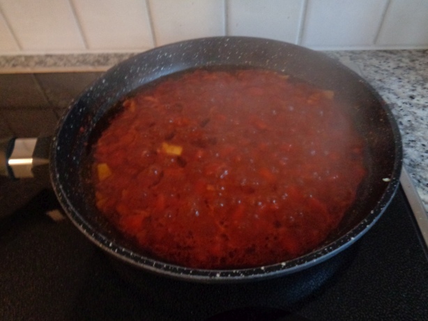 Etwa 5 Minuten weiterkochen, bis Sosse sämig ist