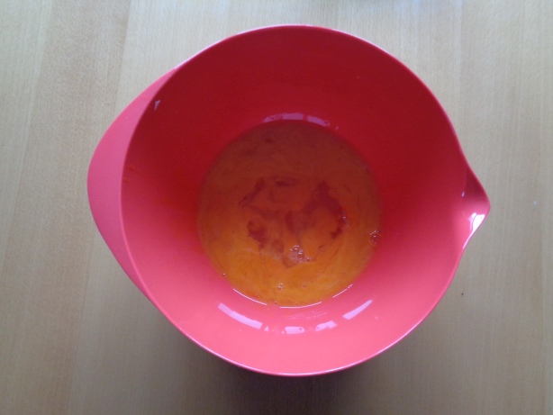 Die Eier in eine Schüssel aufschlagen