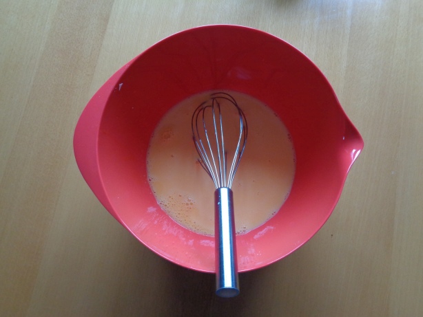 Das Mehl in die Schüssel geben