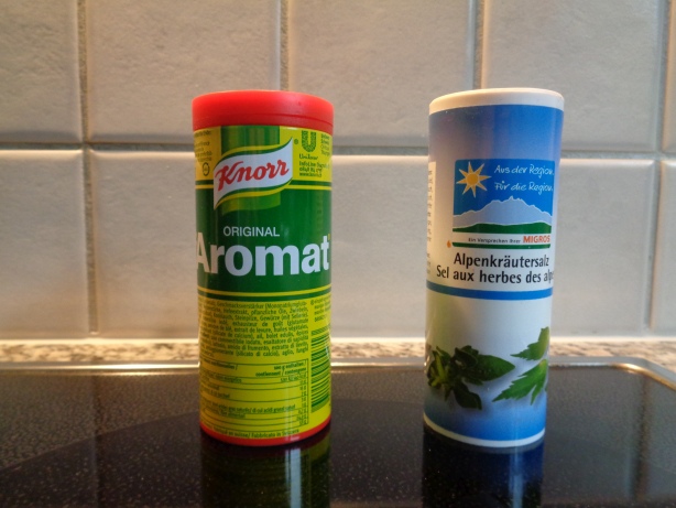 Etwas Aromat (Gewürzmischung) und Kräutersalz
