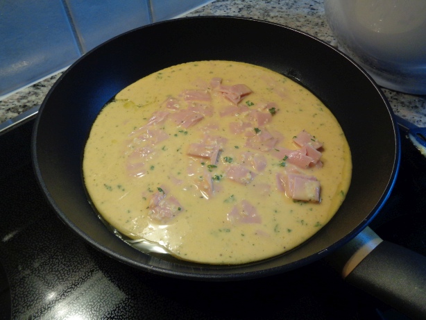 die Masse in die Bratpfanne geben