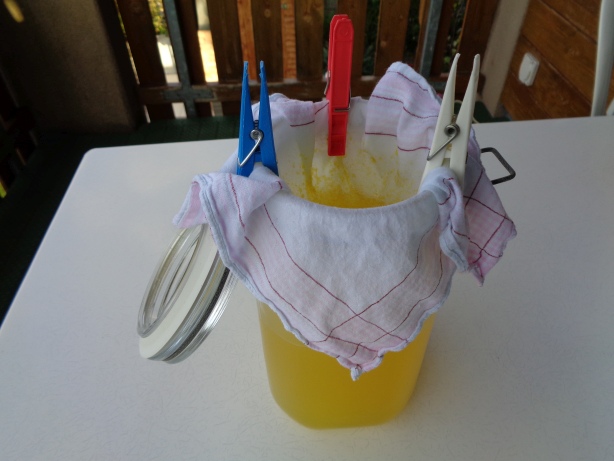 Den Likör mit einem Tuch nochmals filtern