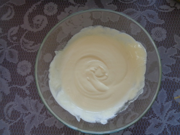 Rahm und Zucker beigeben und vermengen. Mindestens 3 Stunden stehen lassen