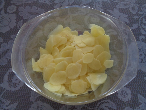 Kartoffeln in die Backform geben