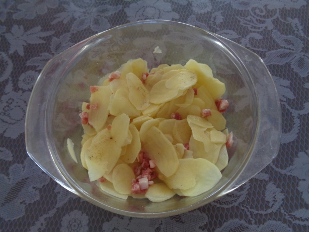 Knoblauch und Speck beigeben und vermengen