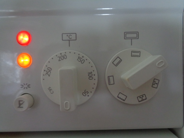 Backofen auf 180 Grad (Ober- und Unterhitze) vorheizen