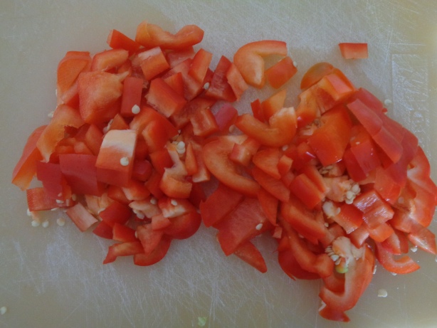 Die Peperoni in kleine Stücke schneiden