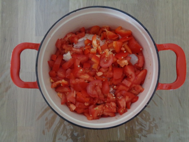 Alle Zutaten in eine Pfanne geben