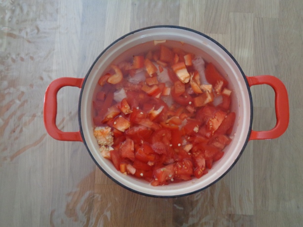 Pfanne mit Wasser auffüllen