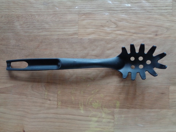 Mit Lochkelle schöpfen, damit der Sod abtropft