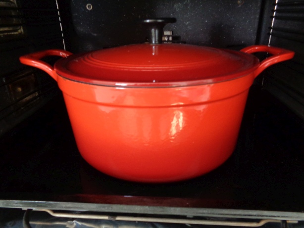 Etwa 2.5 bis 3 Stunden im Backofen bei 200 Grad garen lassen