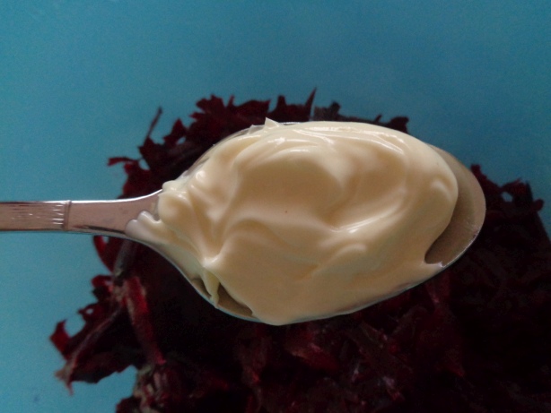 Mayonnaise und 2 Prisen Salz beigeben