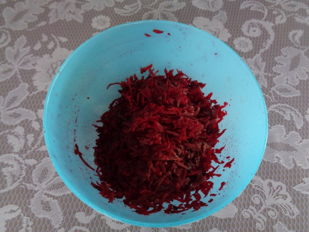 Randen schälen, rüsten, fein raspeln und in eine Schüssel geben